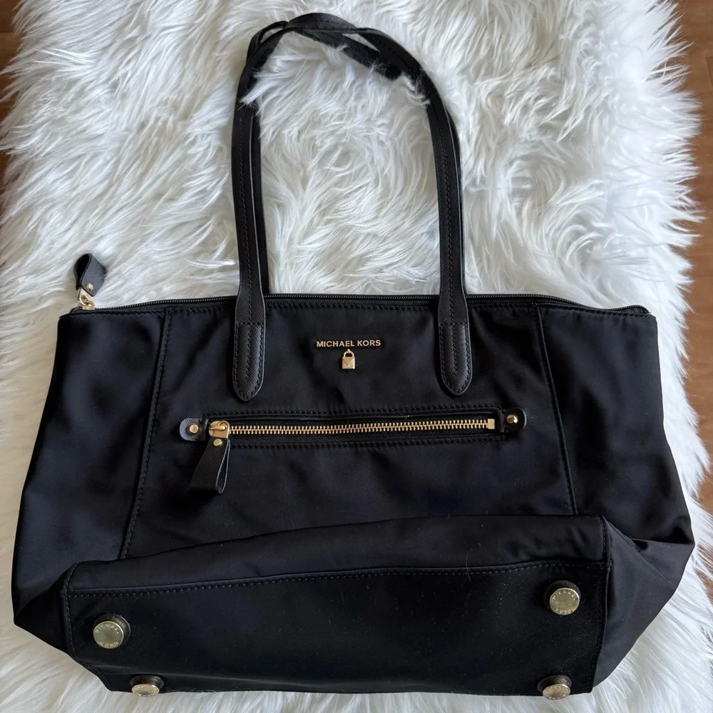 🔥Michael Kors | Black Purse with Zip Close and Trolly Sleeve and Tons of Storage